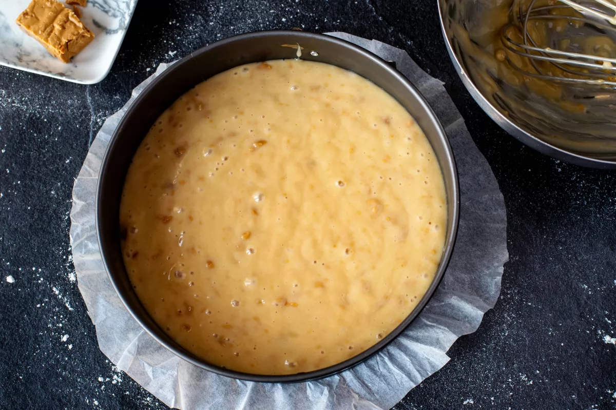 Rellenar un molde y hornear el bizcocho de turrón *