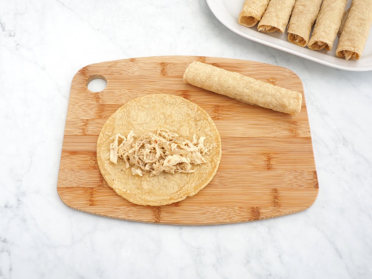 Rellenar y enrollar las flautas