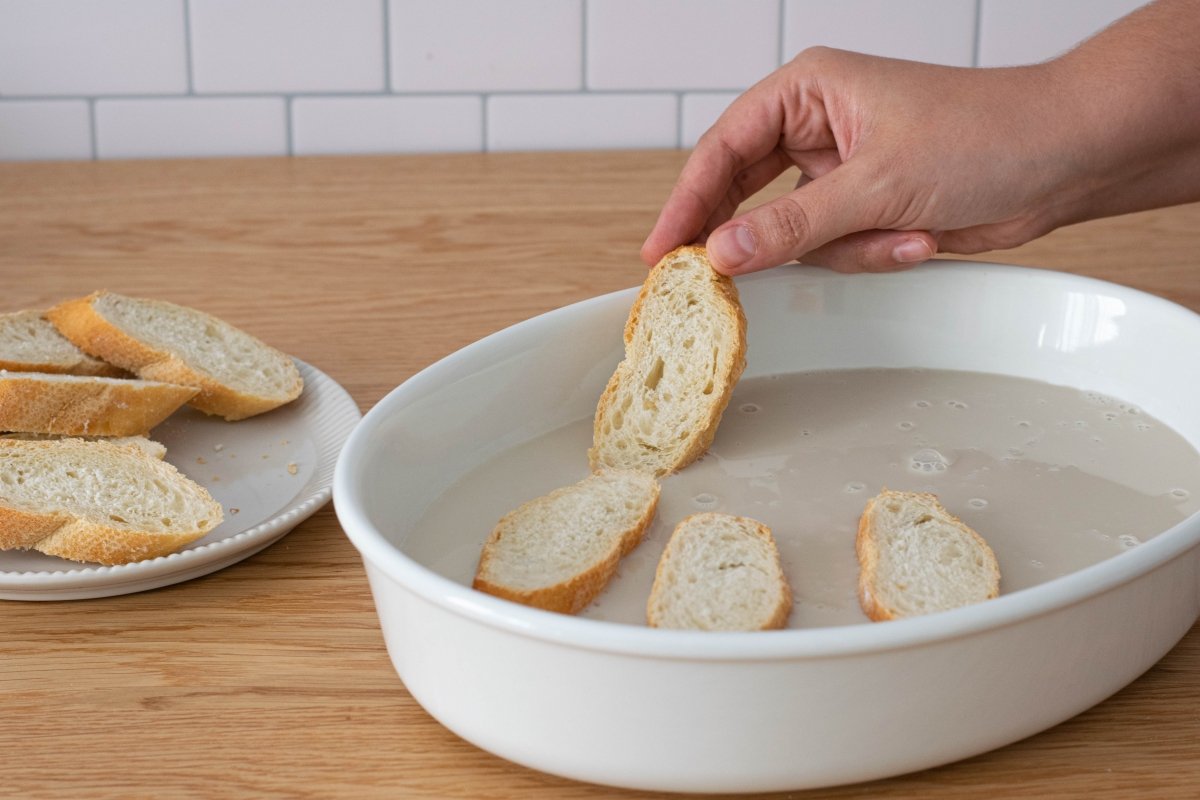 Remojamos el pan de las torrijas de horchata