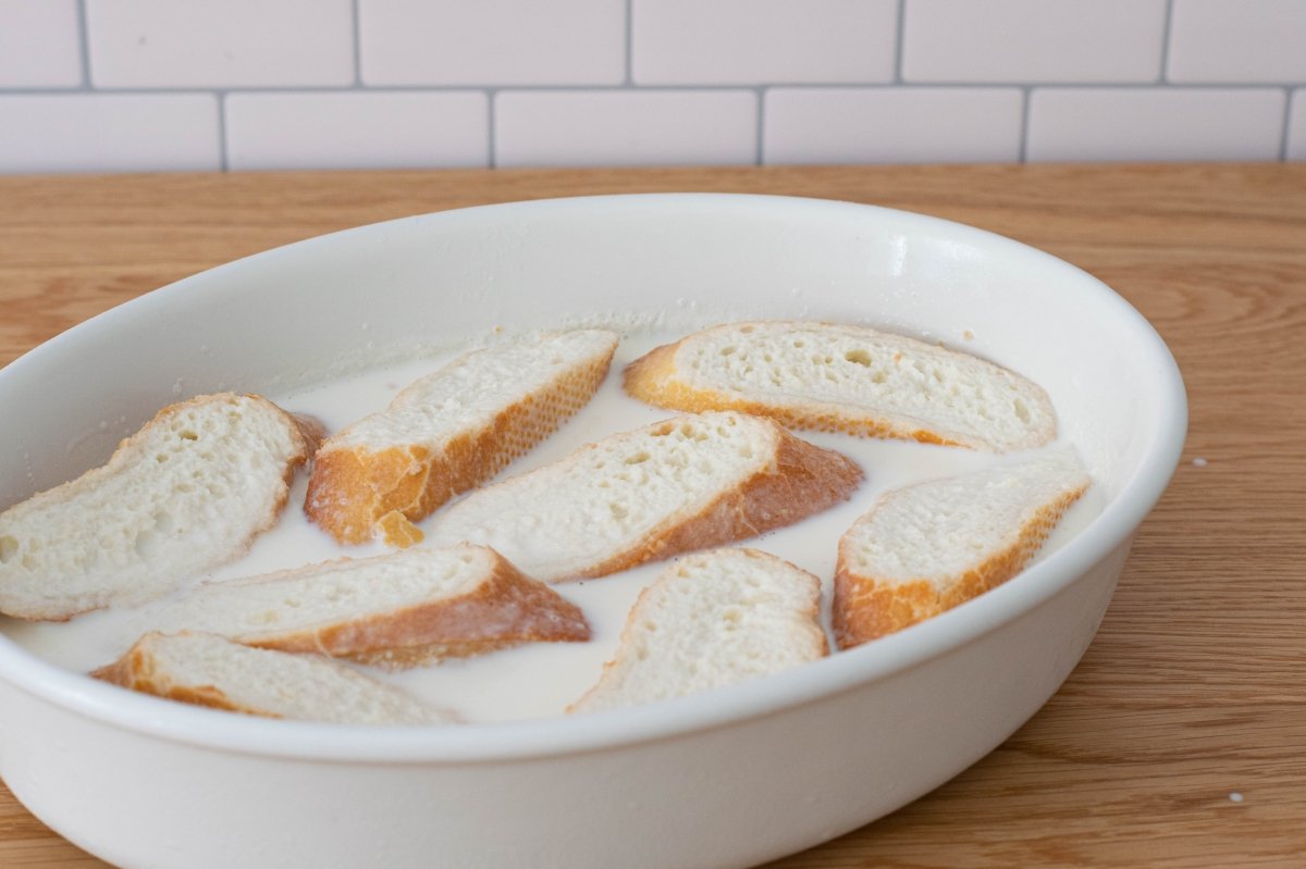 Remojamos el pan de las torrijas de leche