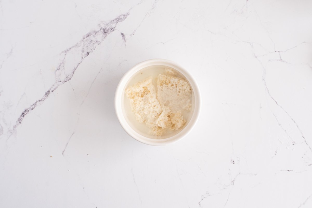 Remojamos el pan de los canelones rossini