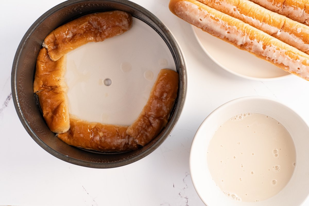 Remojamos los fartons de la tarta de horchata y fartons