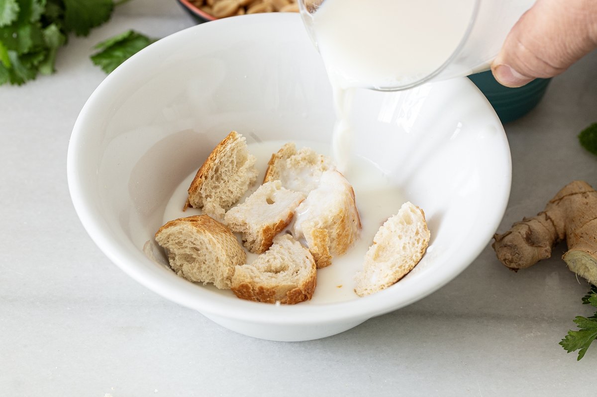 Remojamos los mendrugos de pan en leche