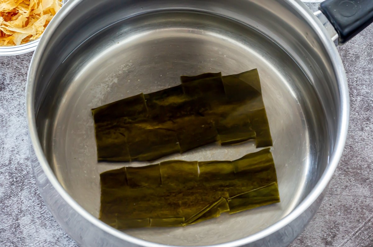 Remojar el alga kombu