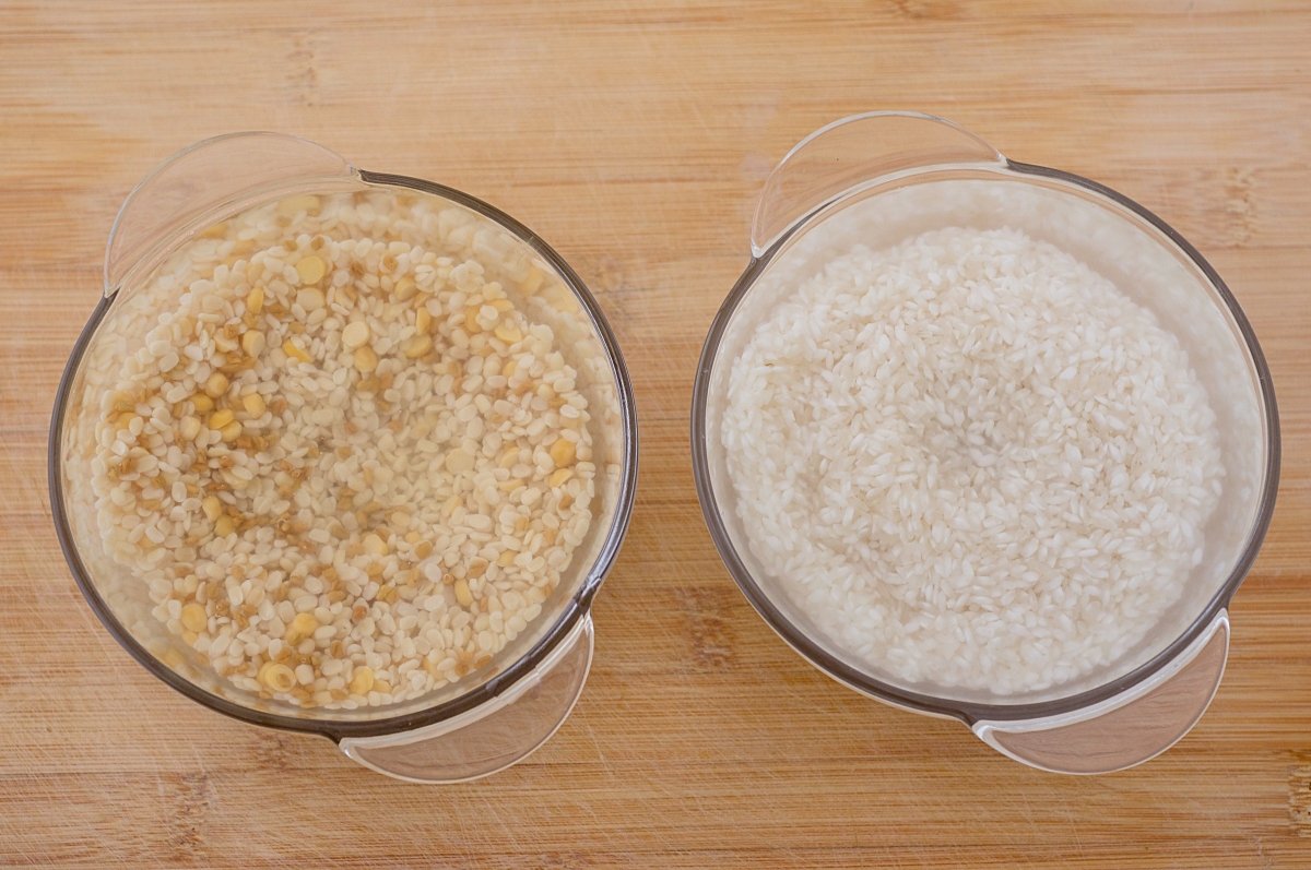 Remojar el arroz y las lentejas para dosa