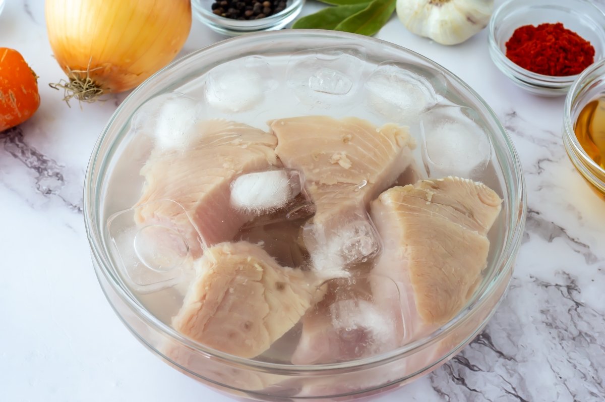 Remojar el bonito en agua fría para el escabeche