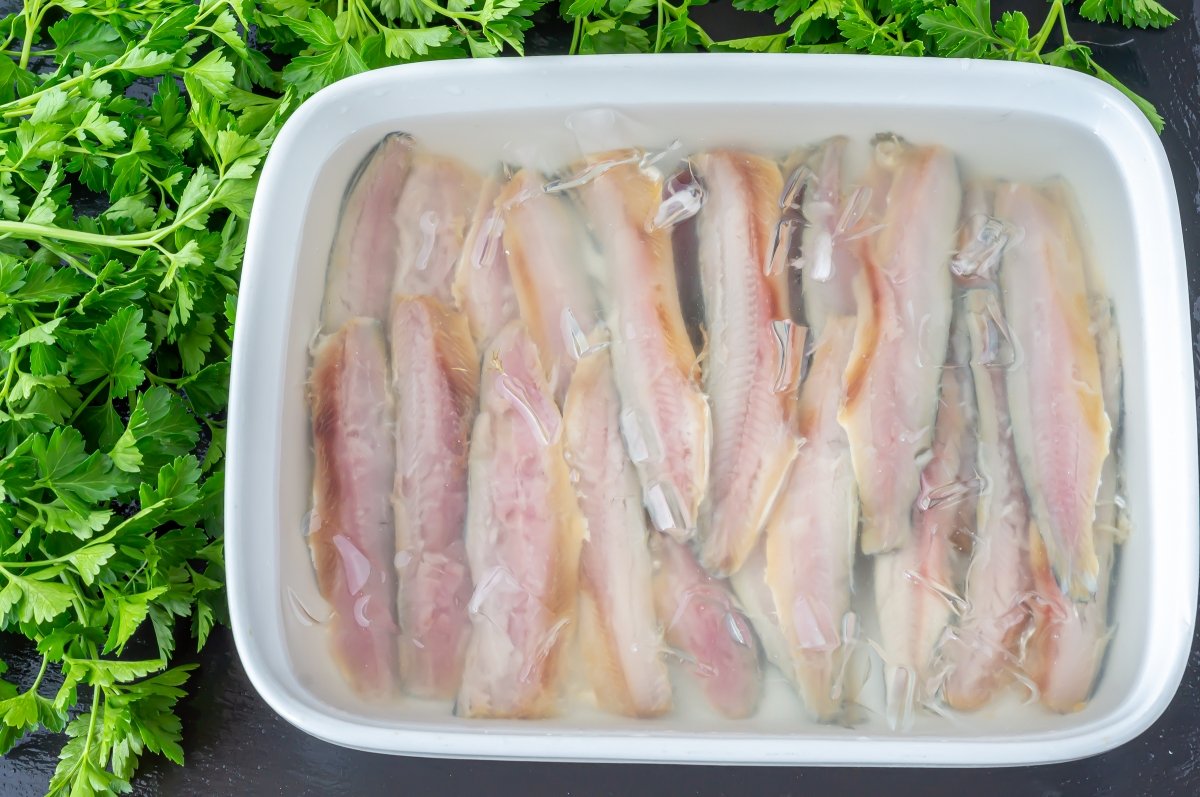 Remojar en agua con hielo las sardinas para ahumarlas
