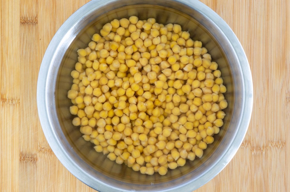 Remojar los garbanzos para el potaje con tagarninas