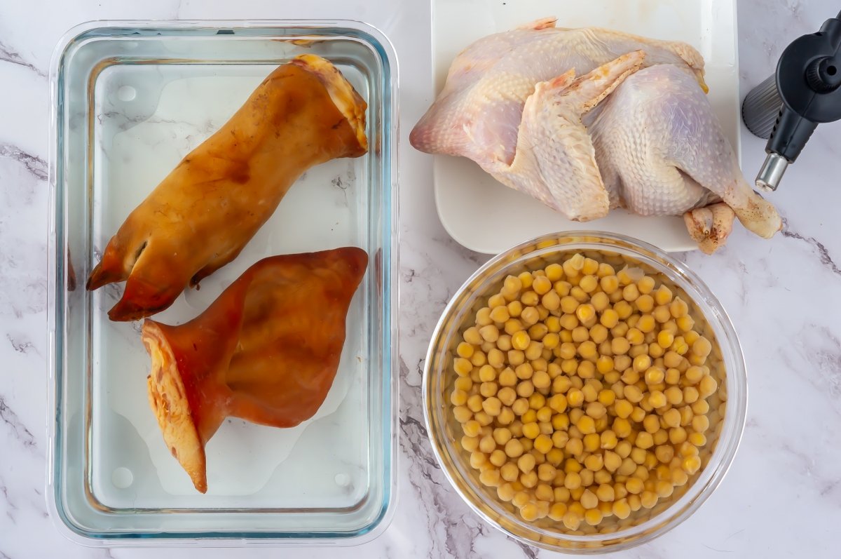 Remojar los garbanzos y desalar las carnes del cocido maragato