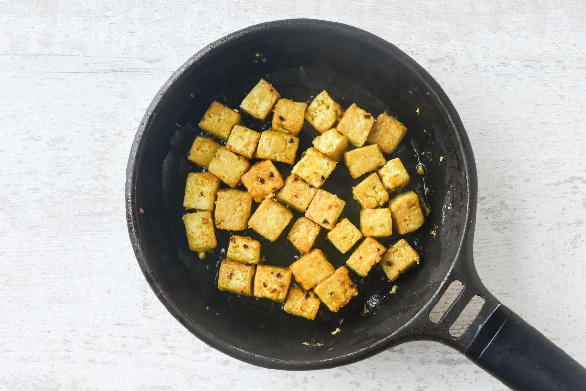 Removemos el tofu para que quede uniformemente dorado