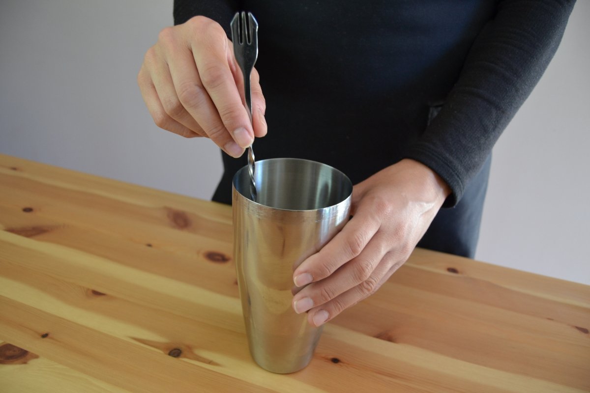 Removemos que no agitamos dentro de la coctelera con la cucharilla