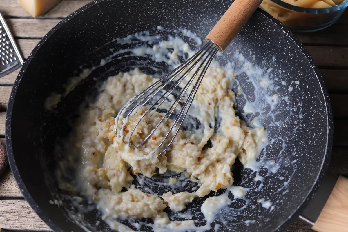 Macarrones con bechamel y jamón cocido 5 remover bechamel para evitar grumos *