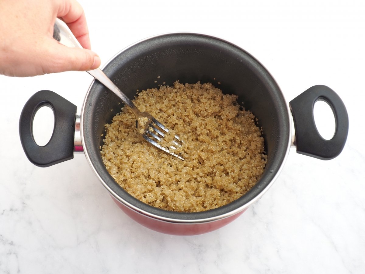 Remover la quinoa cocida
