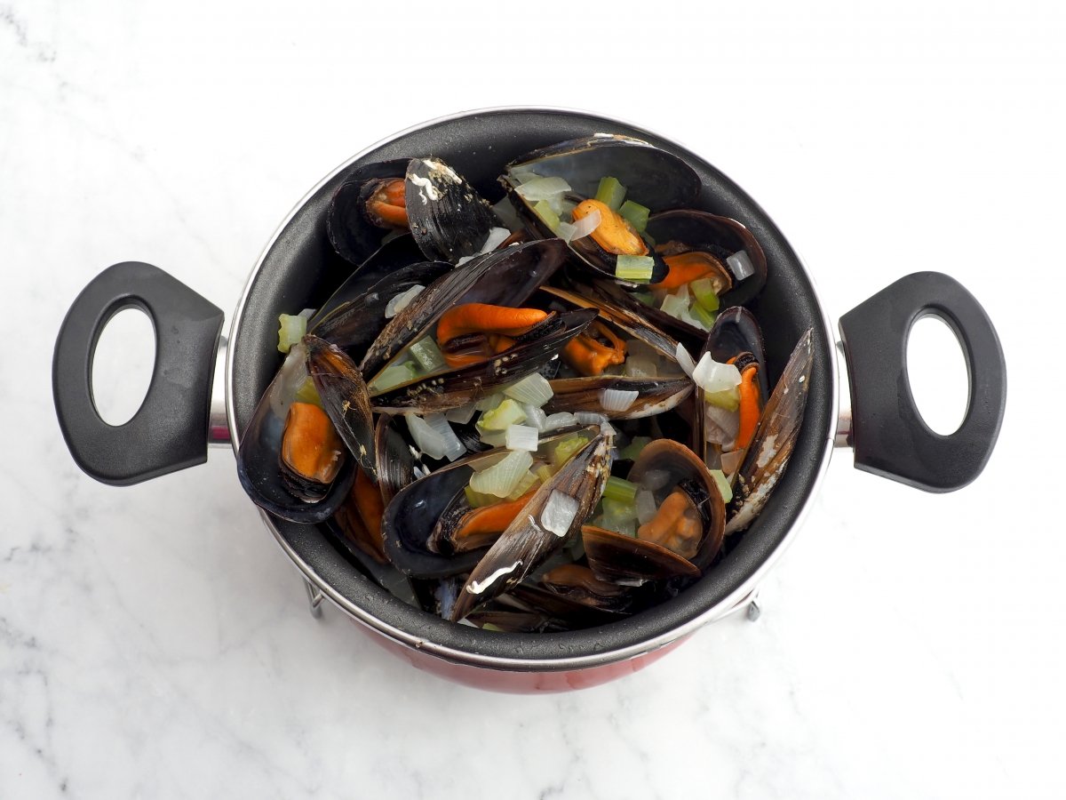 Remover los mejillones con la salsa
