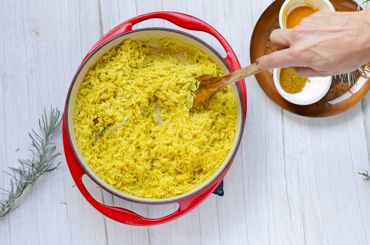 Removiendo el arroz al curry