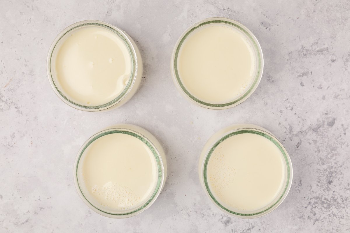 Repartiendo en vasitos la panna cotta en Thermomix