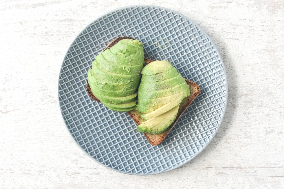 Repartimos el aguacate sobre el pan tostado