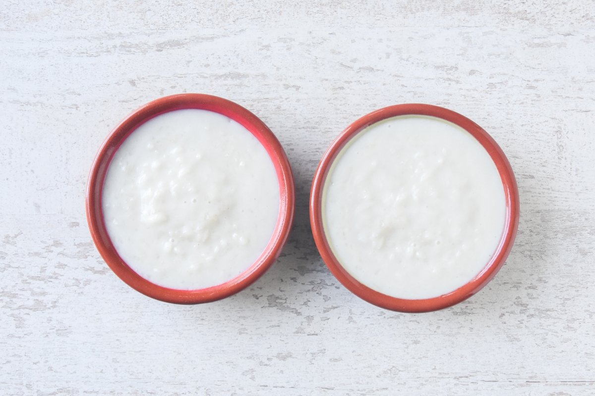 Repartimos el arroz con leche de coco en los recipientes