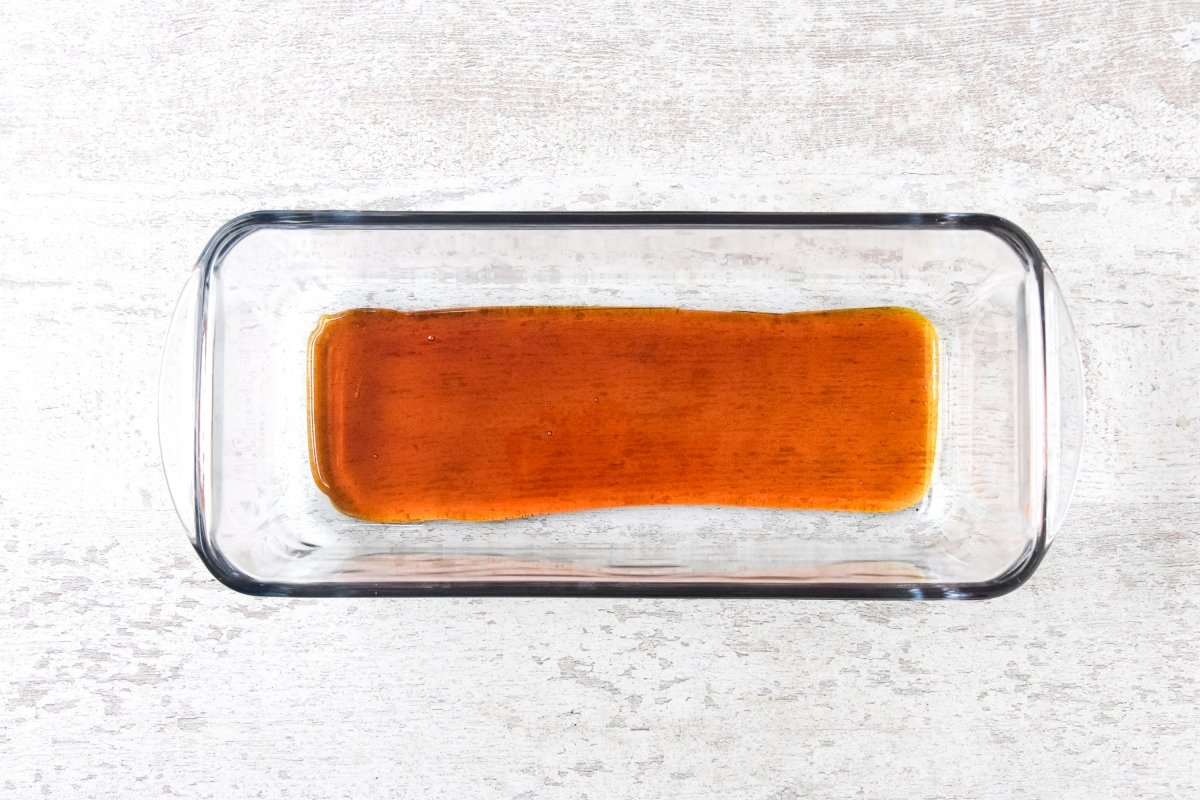 Repartimos el caramelo en el molde para el flan de nata