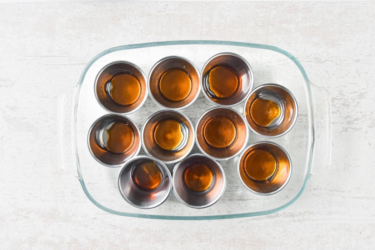 Repartimos el caramelo en los moldes par la crème caramel