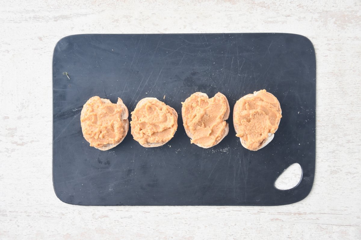 Repartimos el hummus sobre el pan