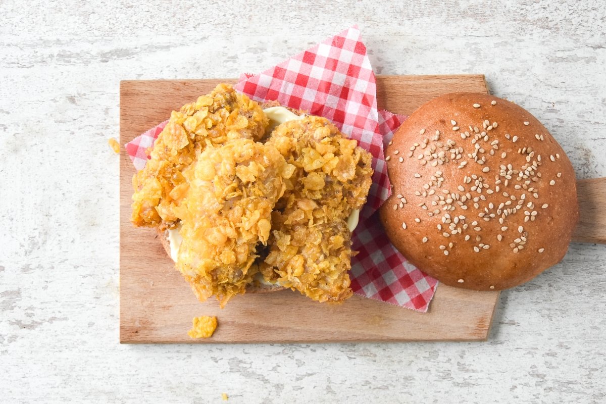 Repartimos el pollo crujiente sobre el pan