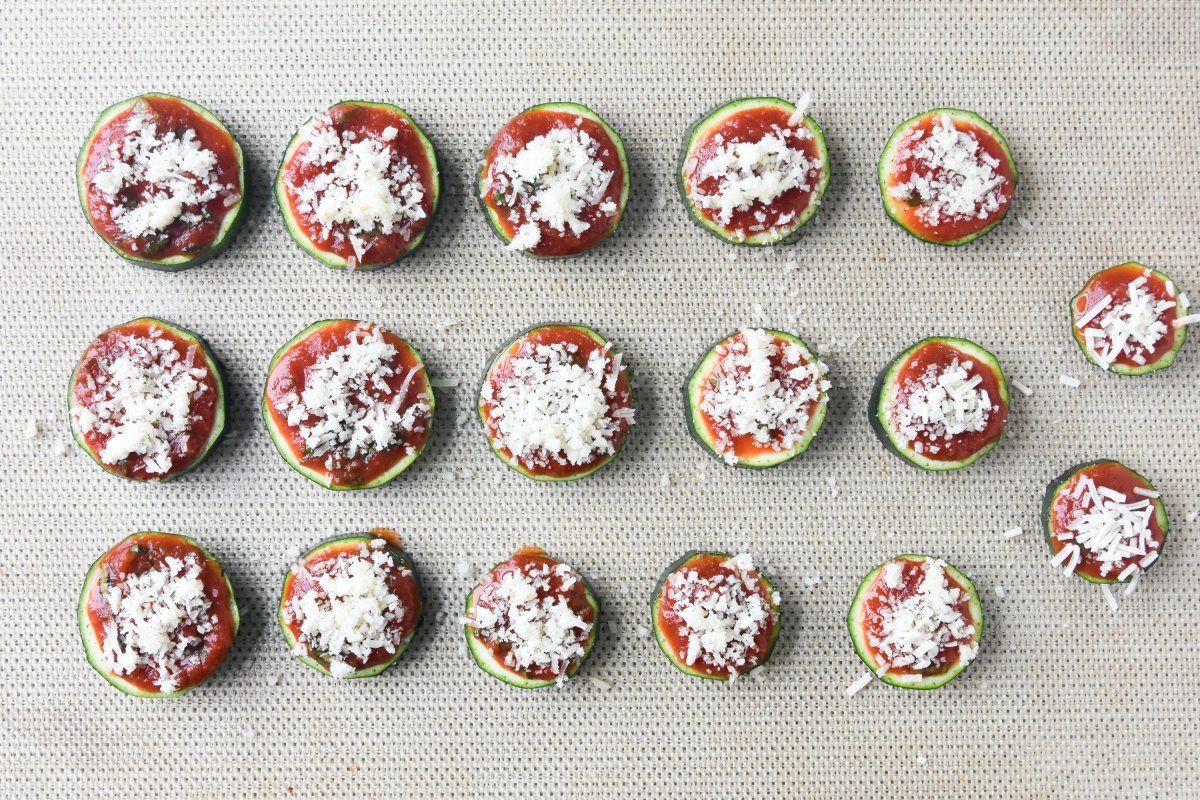 Repartimos el queso sobre la salsa de tomate