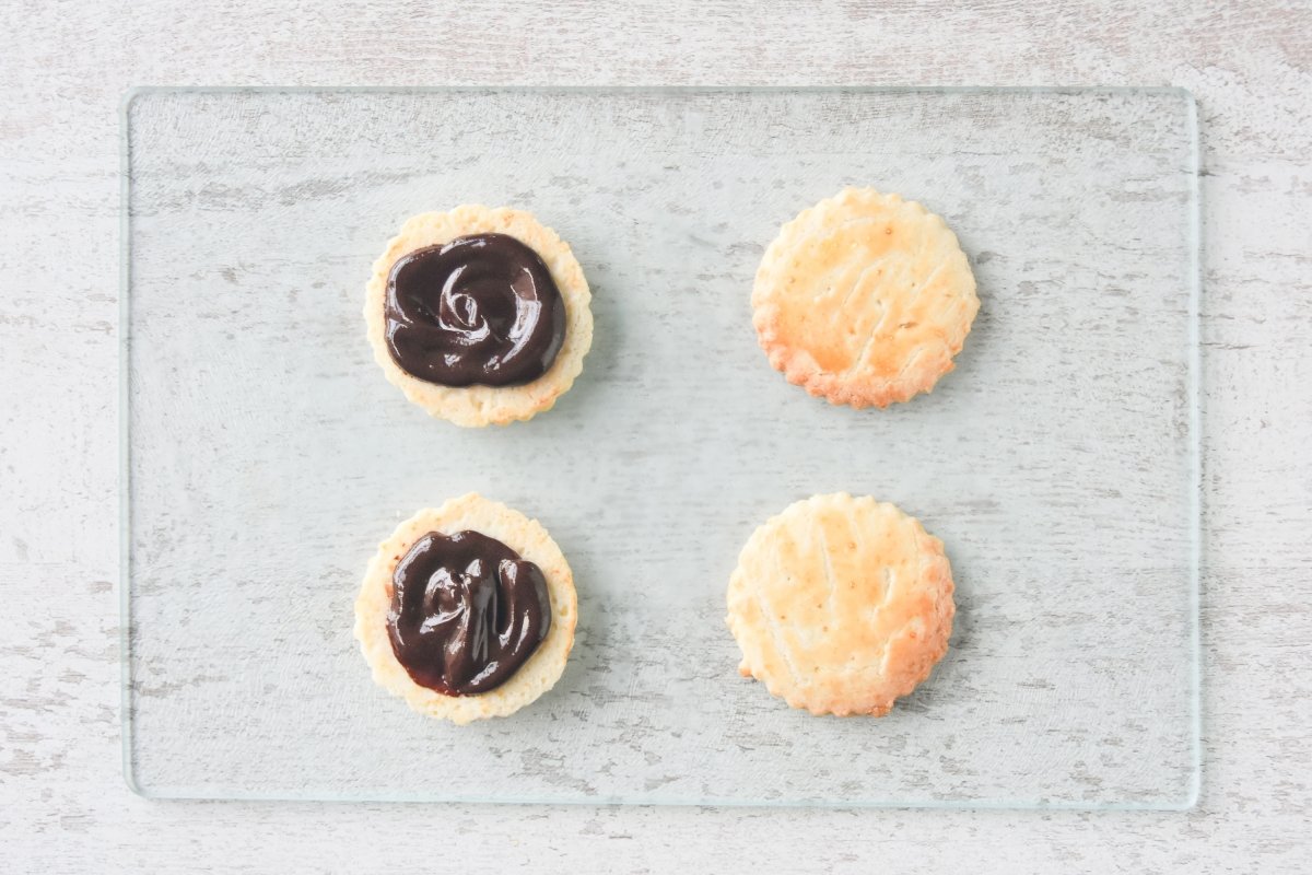 Repartimos el relleno en las galletas