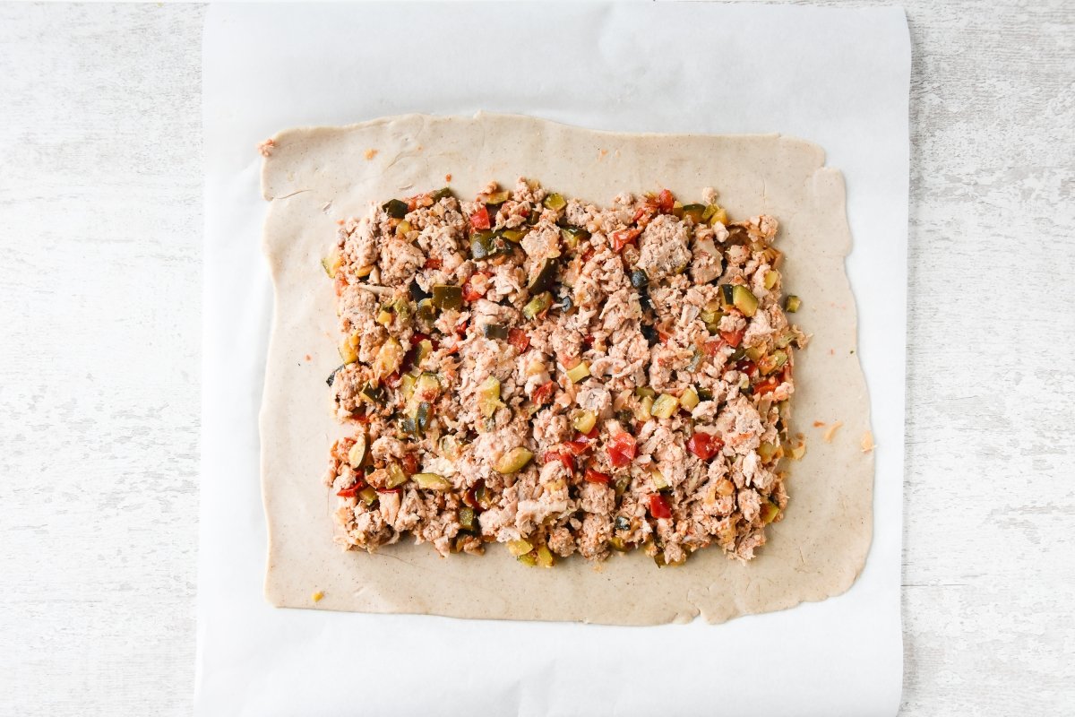 Repartimos el relleno sobre la masa estirada