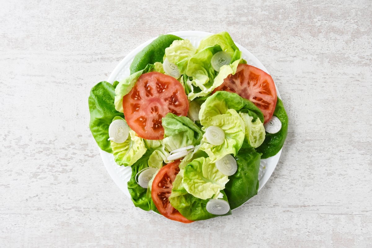 Repartimos el tomate cortado