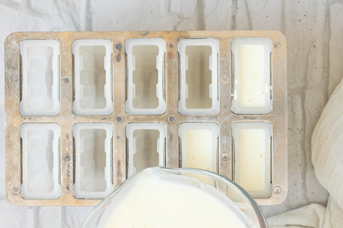 We spread the mixture of condensed milk and lemon popsicles in the mold