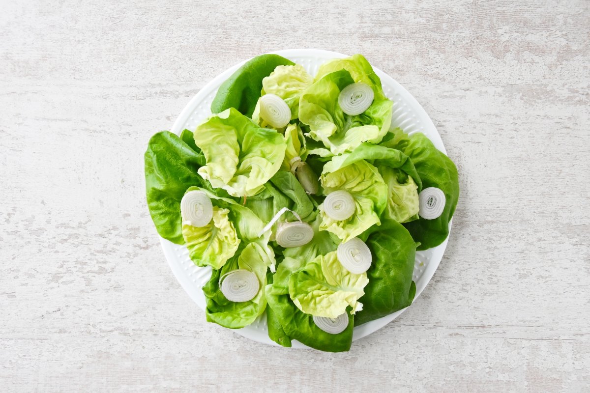 Repartimos la cebolla y aliñamos