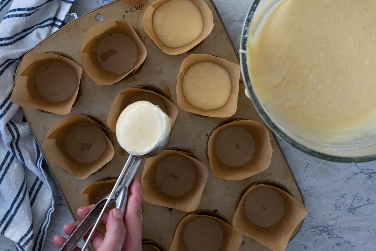 Repartimos la masa de las magdalenas sin leche *