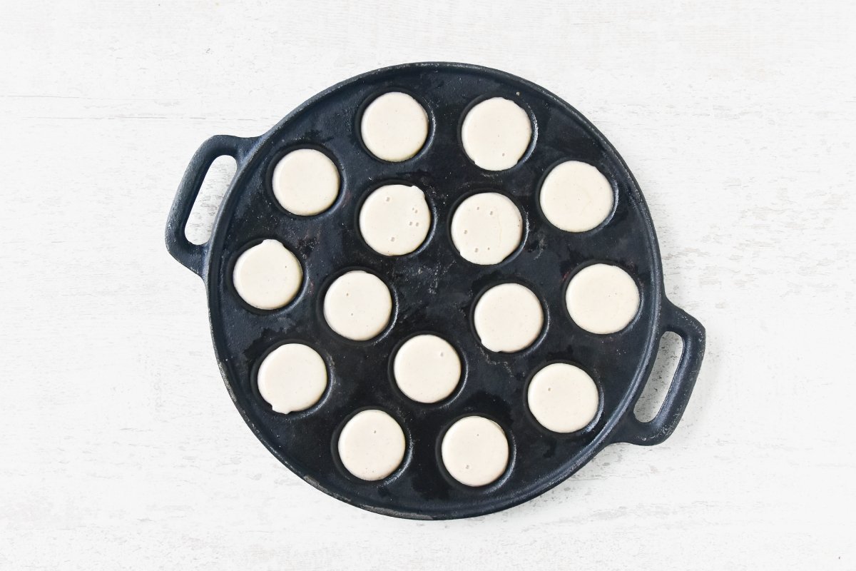 Repartimos la masa de las poffertjes en la sartén