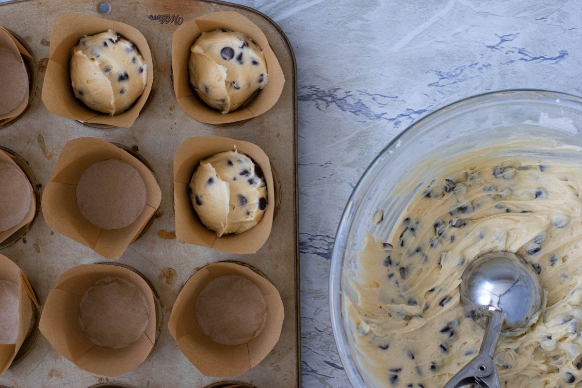 Repartimos la masa de los muffins con pepitas de chocolate