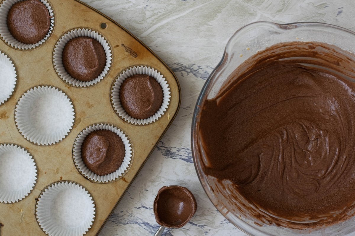Repartimos la masa en las cápsulas de los cupcakes de chocolate