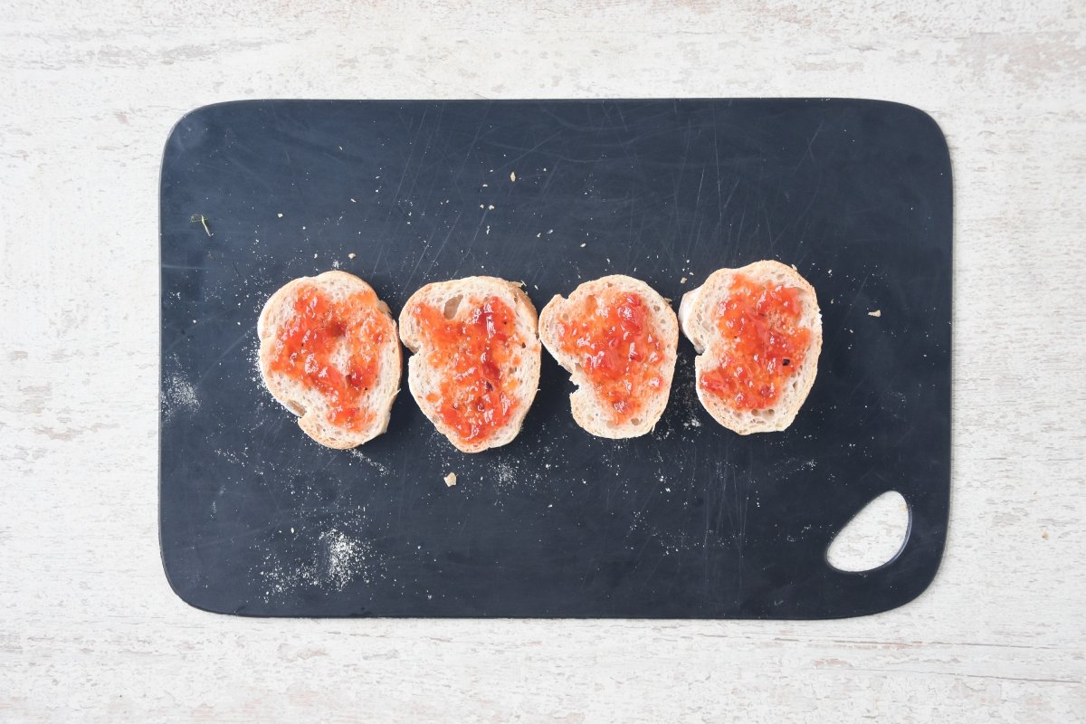 Repartimos la mermelada para los montaditos de jamón