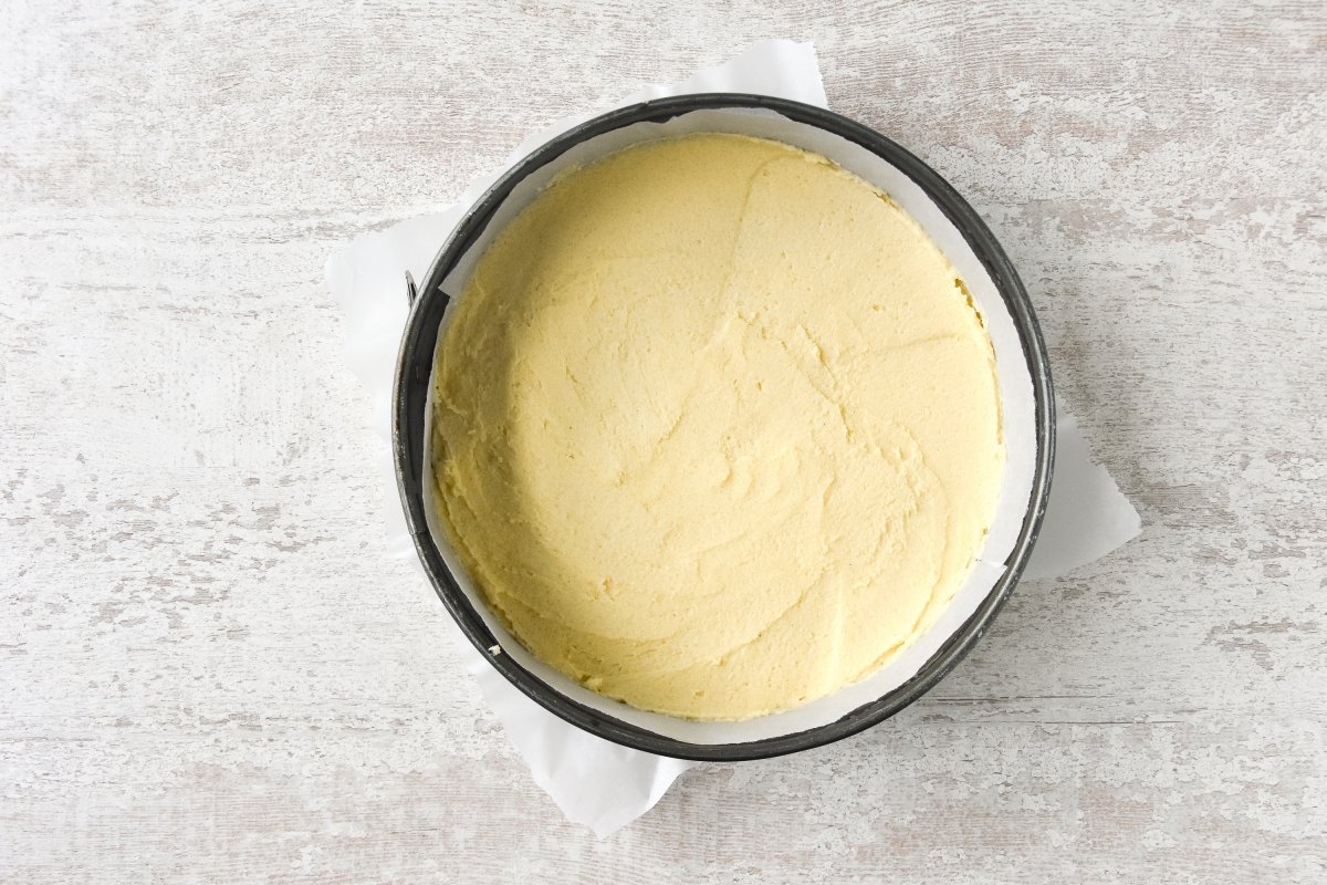 Repartimos la mezcla de boterkoek en el molde