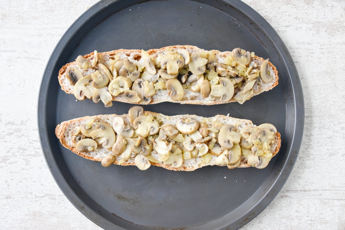 Repartimos la mezcla de los champiñones en el pan