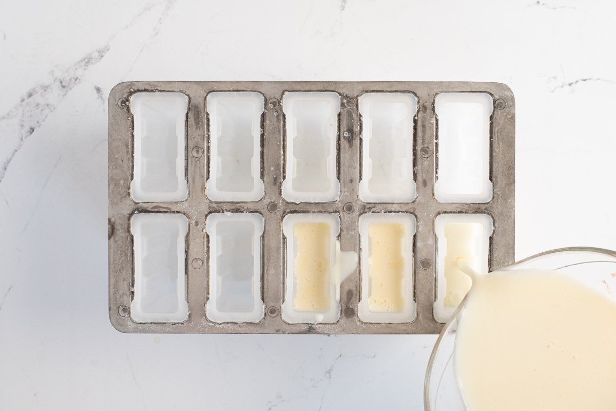 Repartimos la mezcla de los polos de leche merengada