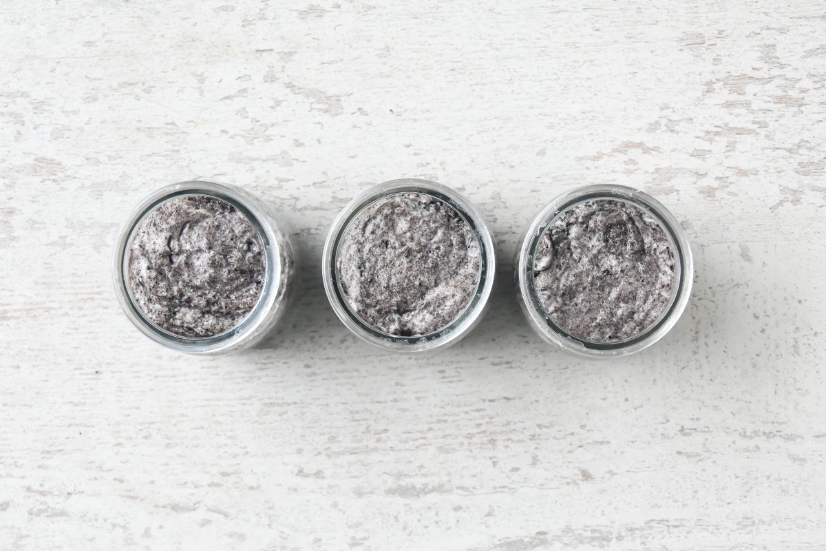 Repartimos la mezcla de Oreo en los vasitos