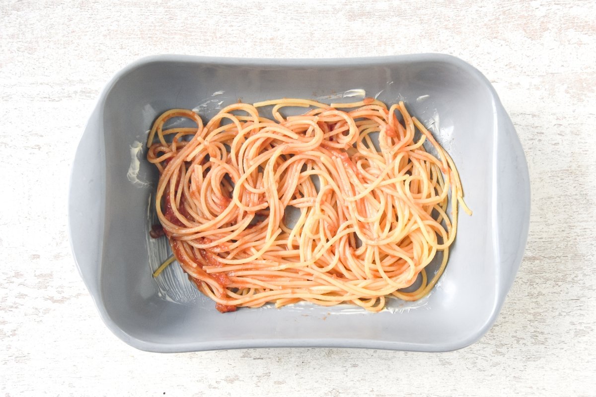 Repartimos la mitad de la pasta en la bandeja