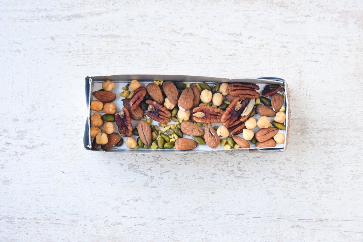 Repartimos la mitad de los frutos secos en el molde