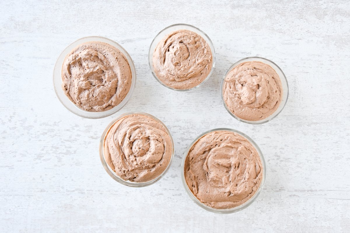 Repartimos la mousse de chocolate a la naranja en vasos o copas