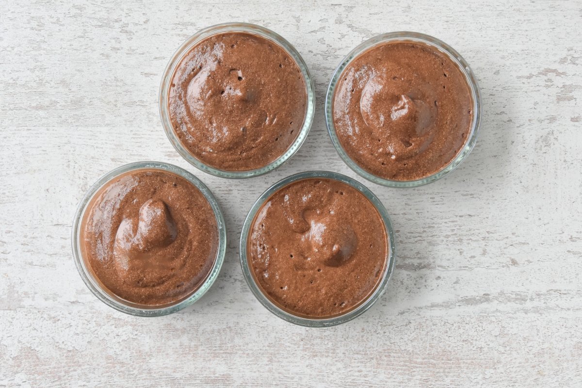 Repartimos la mousse de chocolate negro