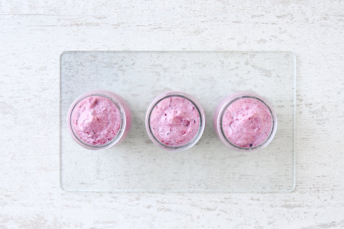 Repartimos la mousse de frutos rojos en vasitos
