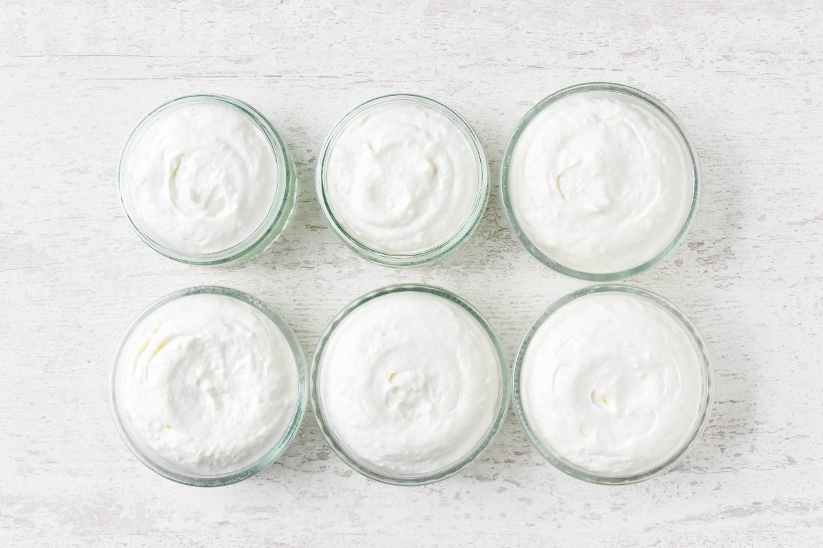 Repartimos la mousse de yogur en recipientes