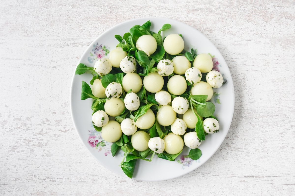 Repartimos la mozzarella en la ensalada