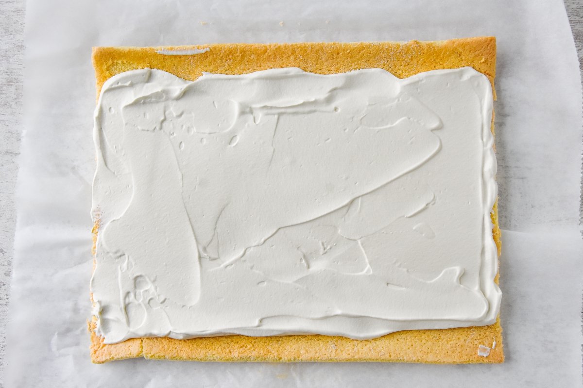 Repartimos la nata sobre el bizcocho