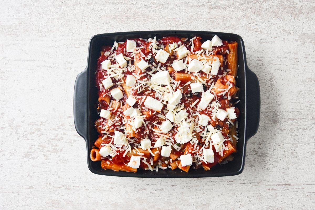 Repartimos la pasta a la siciliana en una bandeja para horno